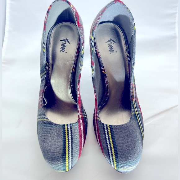 ⚠️2/20 Grey fabric red yellow plaid fall pumps sz 7 - Picture 2 of 5